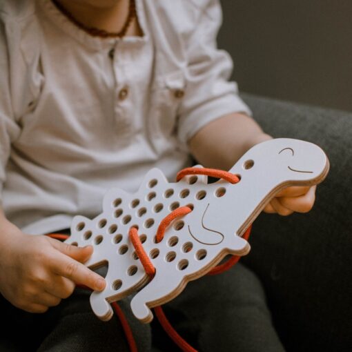 Montessori Rijgbord - Alex The Dinosaur