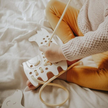 Montessori Rijgbord - Lily The Lama